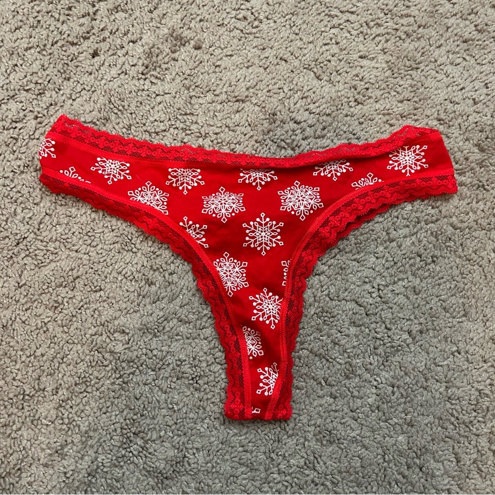 NWT New Victoria’s Secret Red Lace Snowflake Low Rise Thong Large